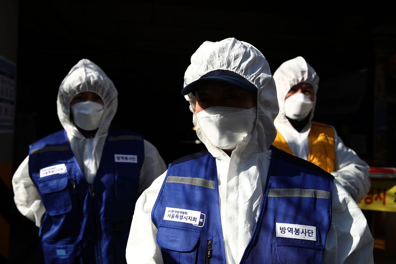 South Korea is testing thousands for the virus everyday, image via Getty Images