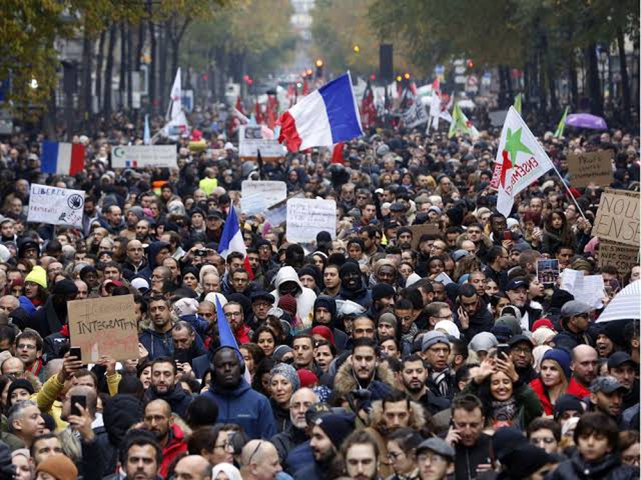 The demonstration received backing from a number of Muslim groups, image via Thibault Camus