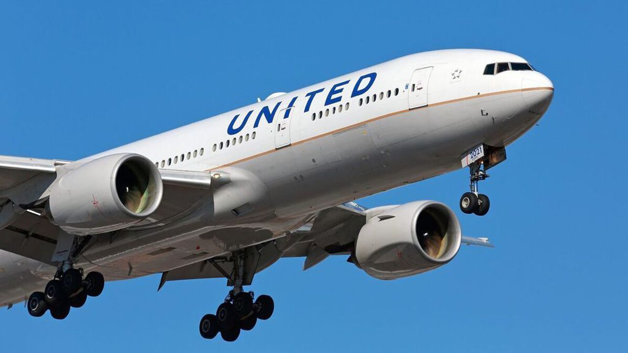 United Airlines cutting 13 top exec jobs, adding international flights in July