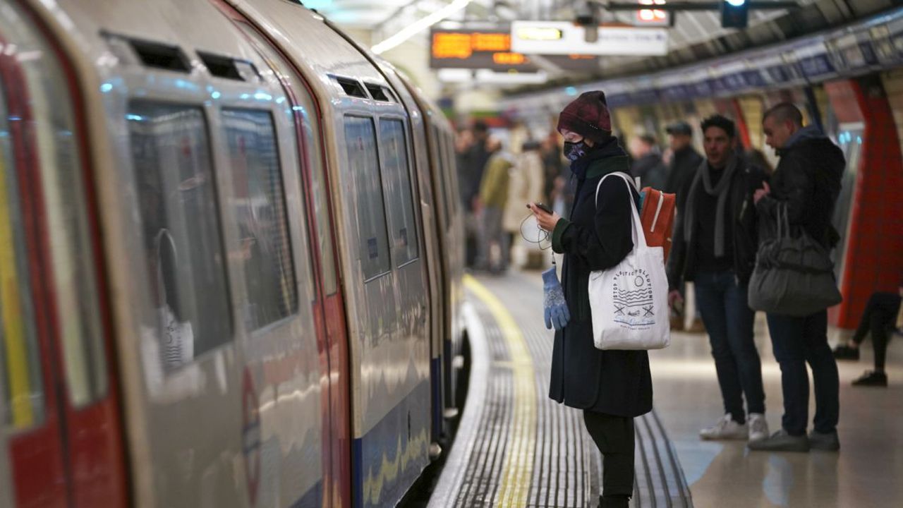 London tube stations are shutting down amid COVID-19 pandemic. Image via CNN,