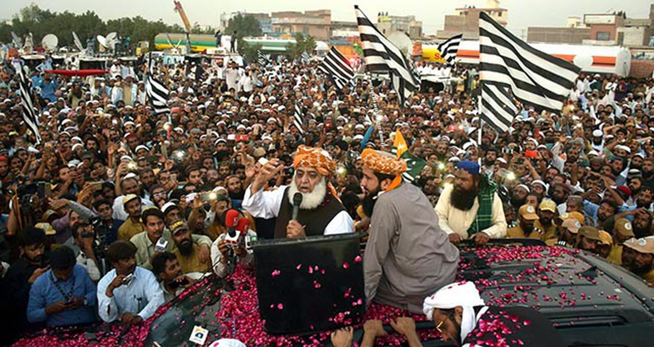 Crowd of Azaadi March heading toward Islamabad.