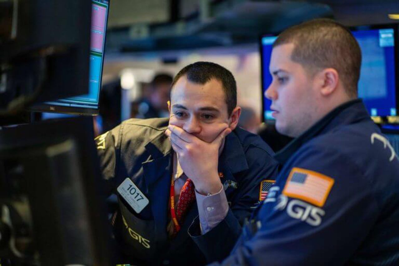 Dow Jones Industrial Average dropped nearly 1000 points in the early trading session on Monday, Image via Getty Images