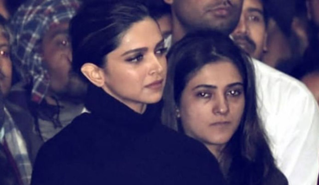 Bollywood star Deepika Padukone joins JNU students in protests against BJP violence. Image via India Times.