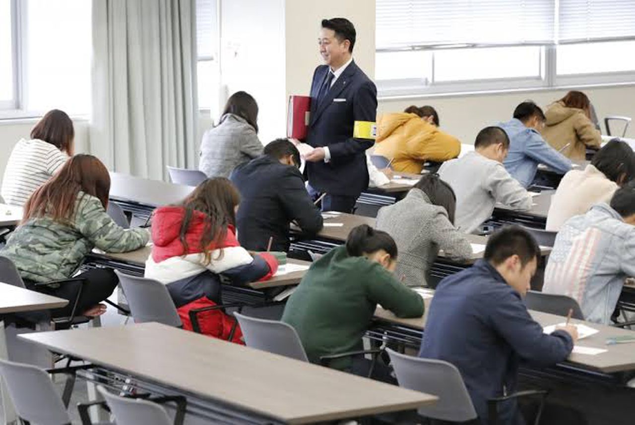 Chinese photographed a standardized exam used to test international students, image via Kyodo News