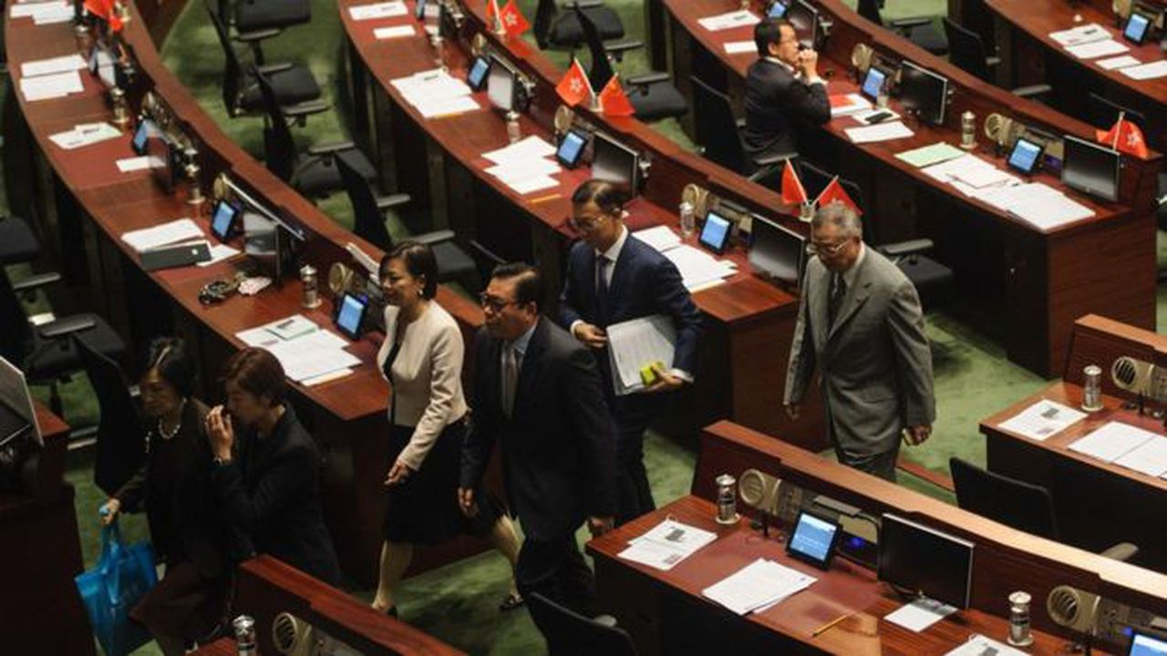 Hong Kong parliament in chaos as politicians fight for chair