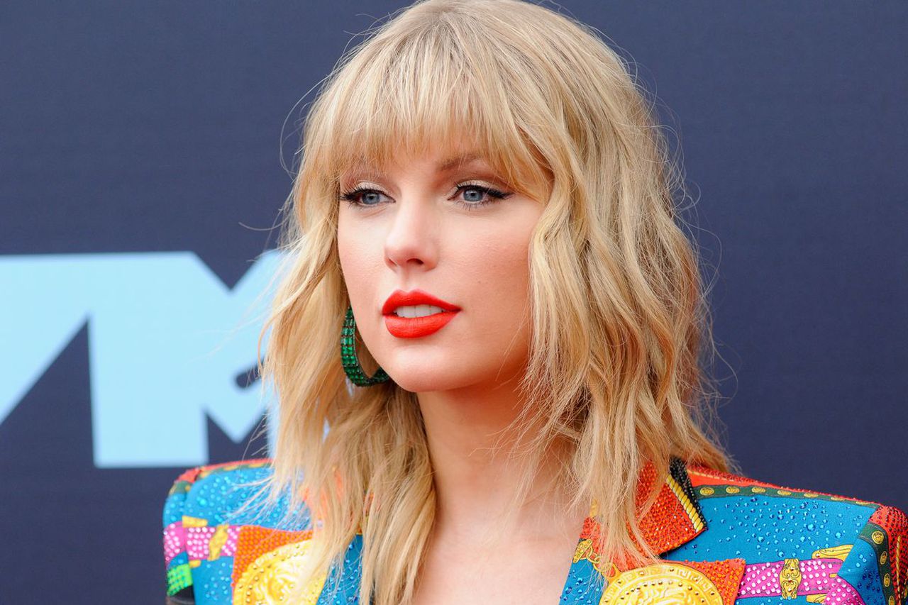 Taylor Swift can't perform past hits at upcoming AMA..Image via Getty Images.