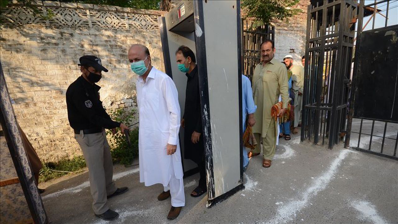 Pakistan reports 6,394 new coronavirus cases, 107 deaths
