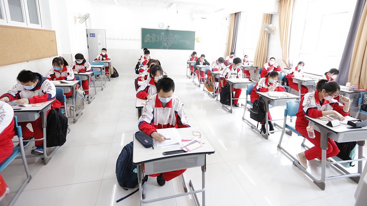 Wuhan returns to life as high schools are reopening