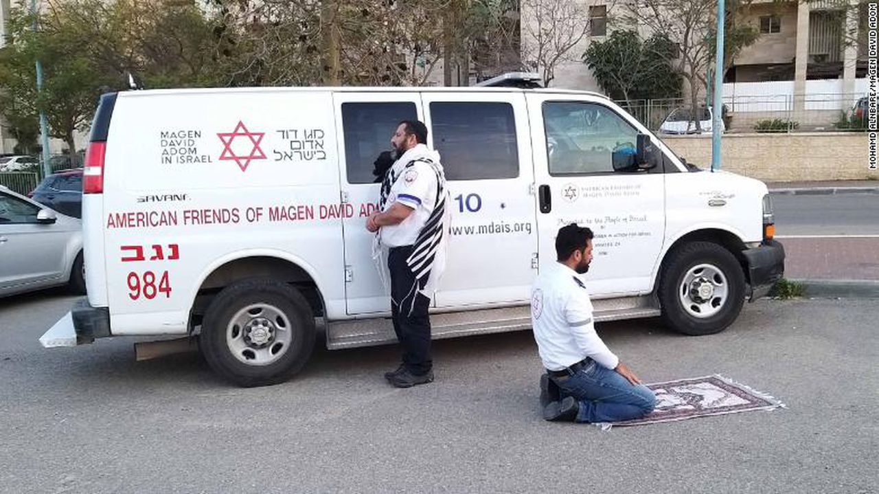 Muslim and Jewish paramedics prayed together, Image via CNN
