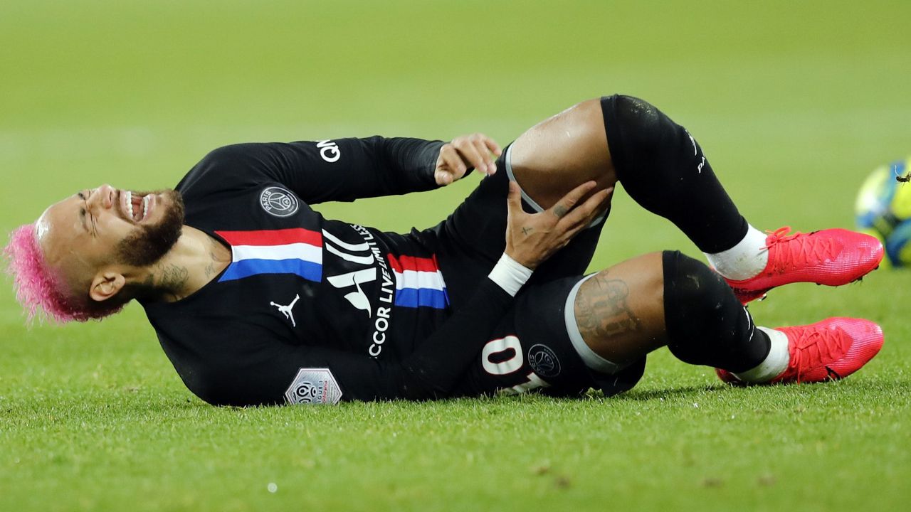 Neymar withdrawn from PSG squad due to rib injury. Image via Yahoo News.
