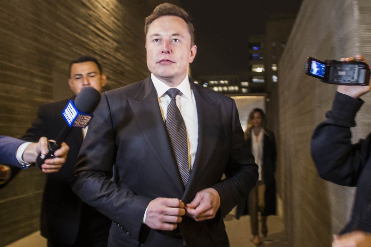 Musk defends "pedo guy" tweet saying he was responding to insult, apologizes to cave diver Unsworth. Image via AFP.