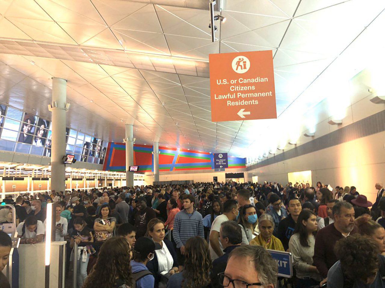 Travel ban and jam-packed US airports, Image via Twitter