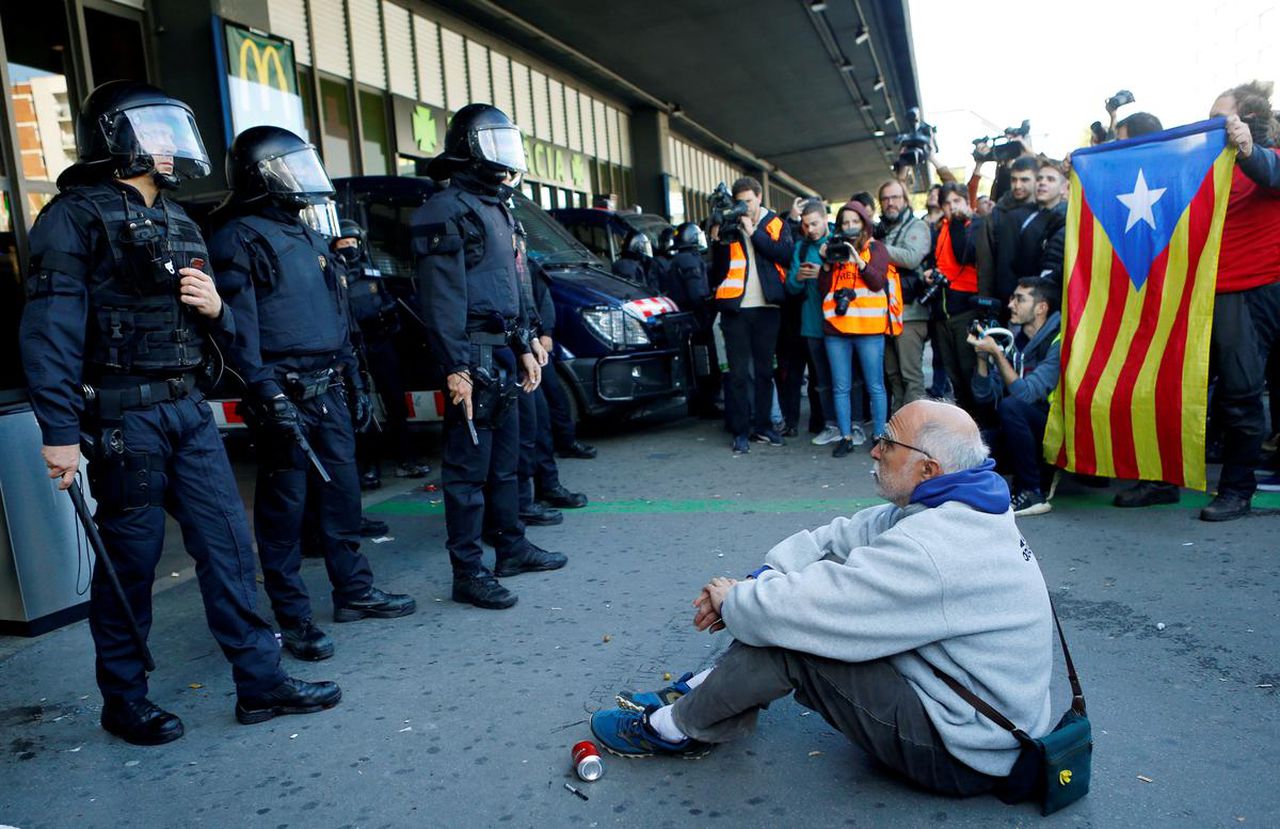 Catalan independence campaigners crowd Barcelona train station. Image via Reuters.