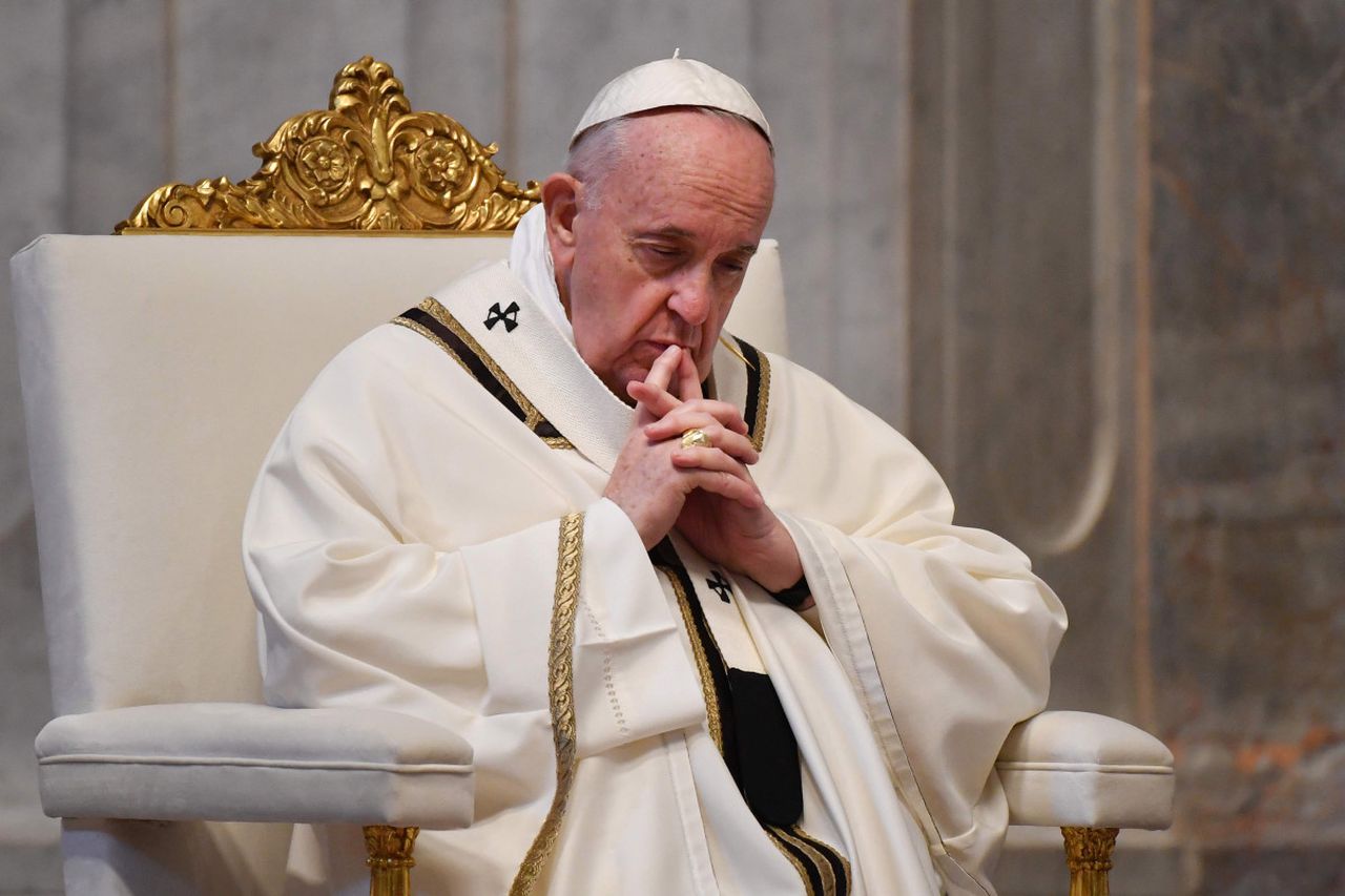 Pope Francis celebrates Easter Mass alone amid coronavirus pandemic