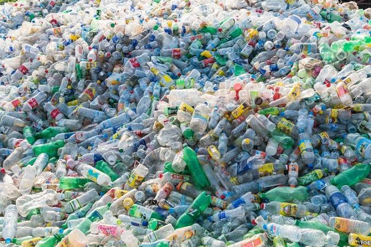 Plastic pollution is one of the biggest threats to the worlds oceans today, image via Shutterstock