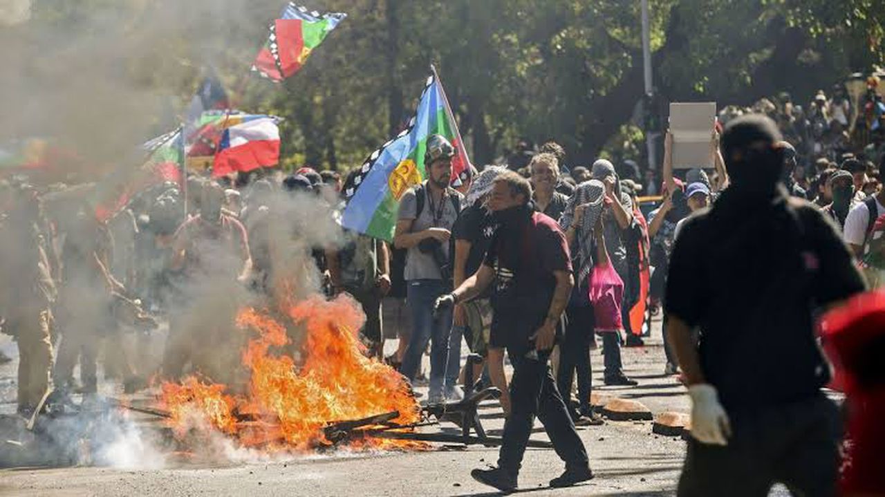 Chile government cancels sports events amid violent protests. Image via CNN.
