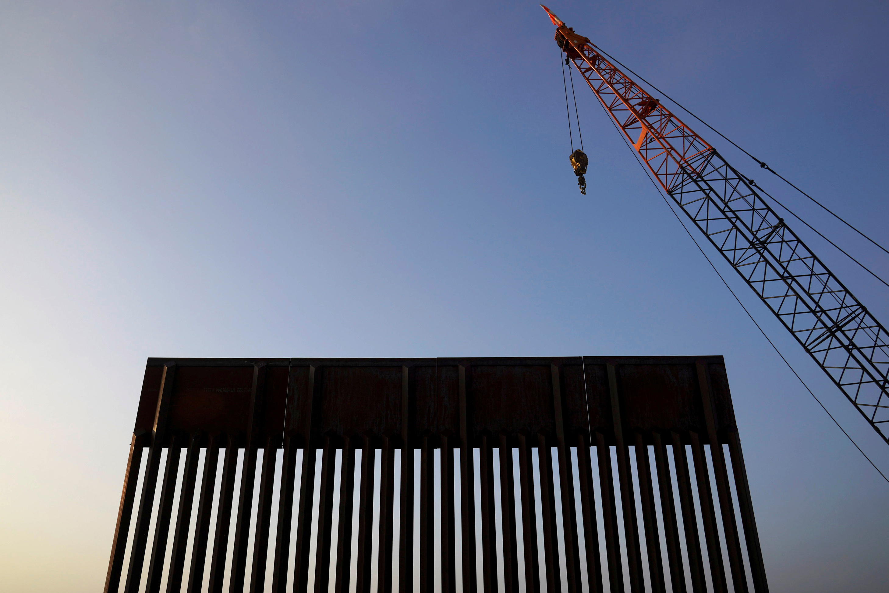 The construction of the wall consumes a large amount of water, image via Reuters