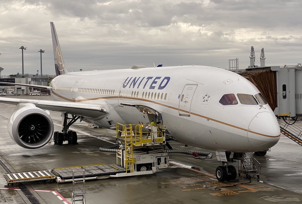 United Airlines Warns Of Layoffs Despite Aid