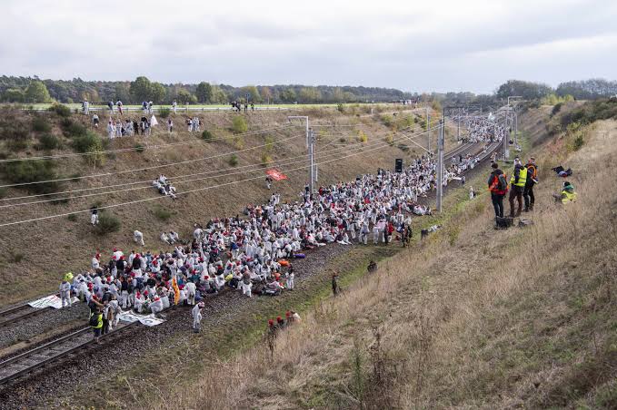 People are unhappy with the governments current climate plan, image via AP