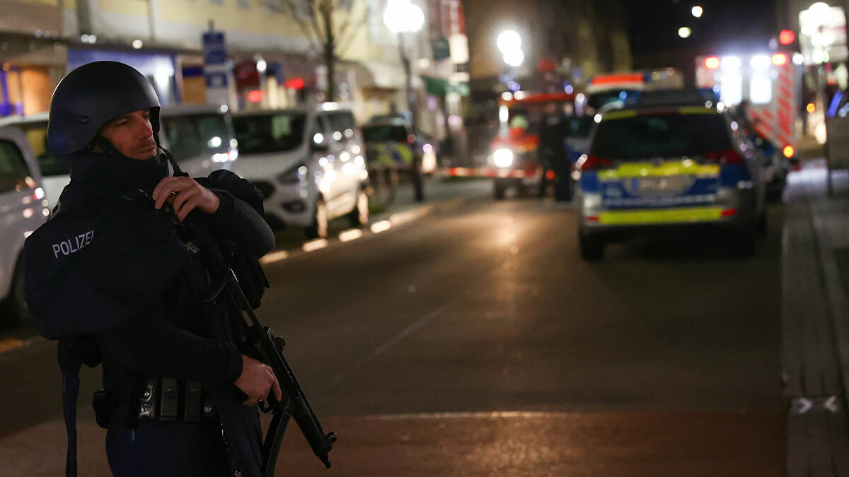 German gunman kills 9 in Hanau shisha lounges in racially motivated assault. Image via Sputnik News.