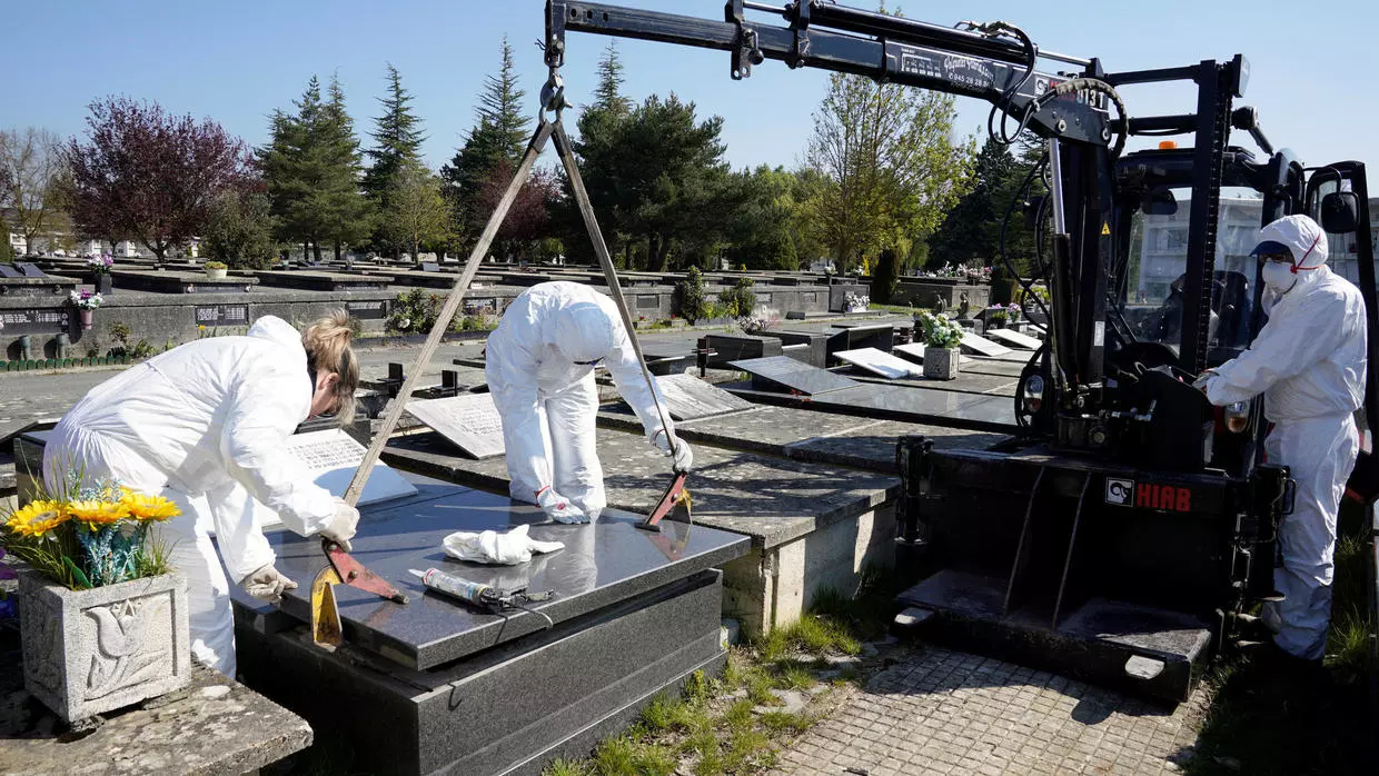 Spain coronavirus deaths rise by record 838, total at 6,528. Image via France24.